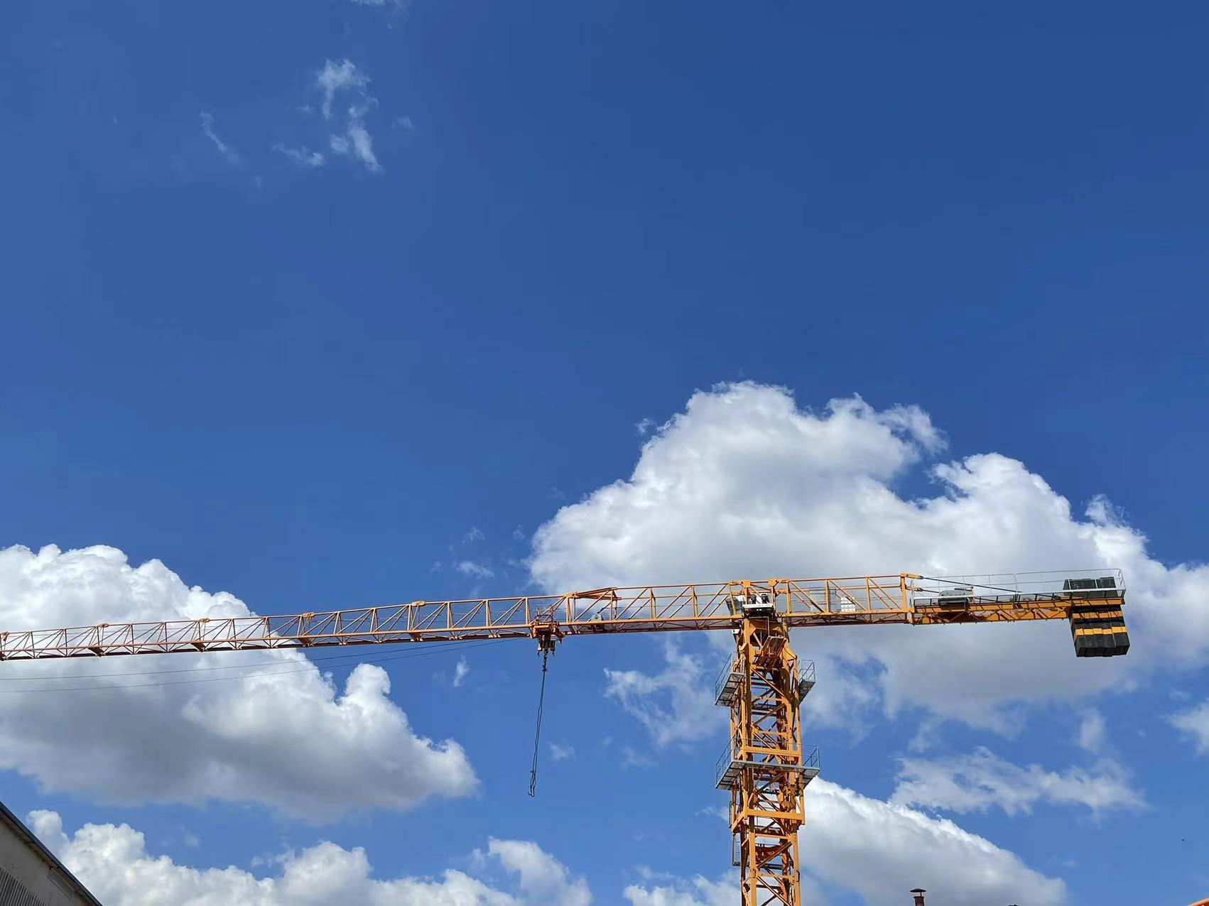 La grúa torre de techo plano brilla en la industria de la construcción: la innovación tecnológica lidera la nueva tendencia de la industria