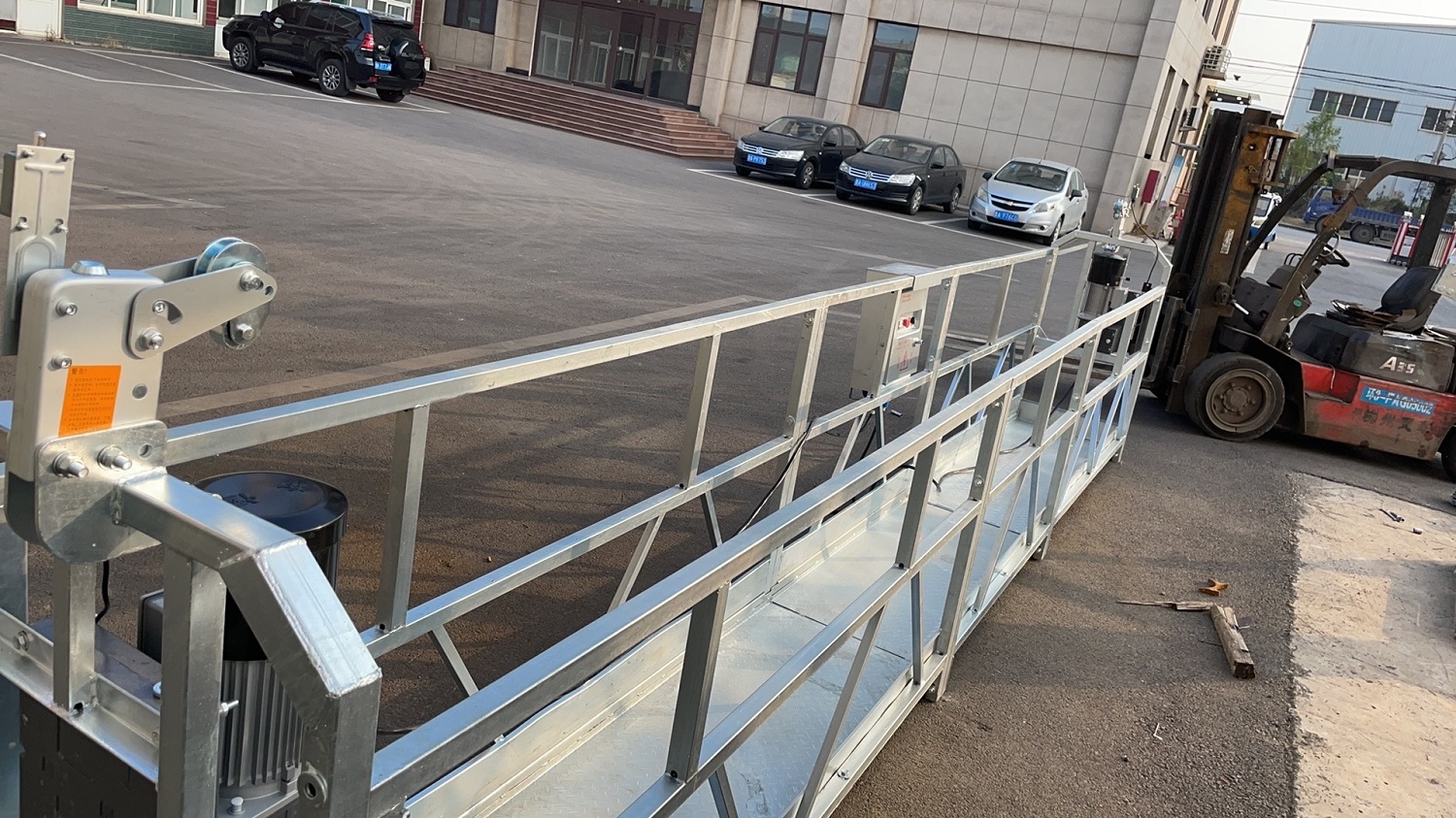 Cesta colgante de construcción