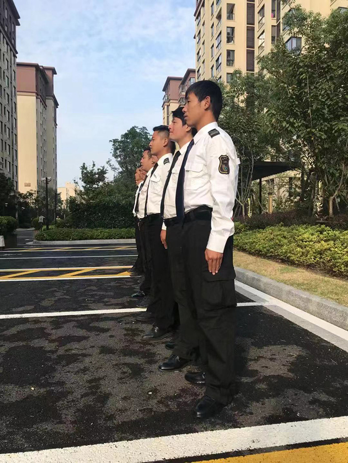 情系業(yè)主、排憂解難——致敬一線秩序維護(hù)員