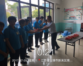 炎日里公司領(lǐng)導(dǎo)慰問(wèn)各個(gè)項(xiàng)目
