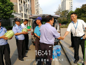 炎日里公司領(lǐng)導(dǎo)慰問(wèn)各個(gè)項(xiàng)目