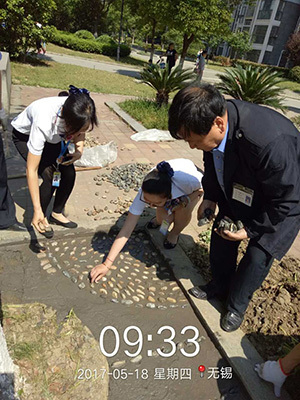 香梅人家員工齊心協(xié)力美化小區(qū)環(huán)境