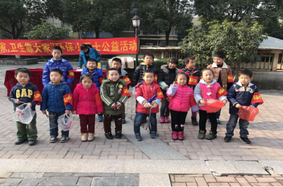綠化小區(qū)環(huán)境從我做起 ——“我愛我家，環(huán)?？看蠹摇被顒?dòng)有感