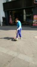炎日?qǐng)?jiān)守崗位，關(guān)愛送清涼