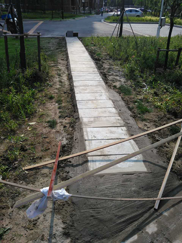 物業(yè)員工與小區(qū)“同心路”的建成