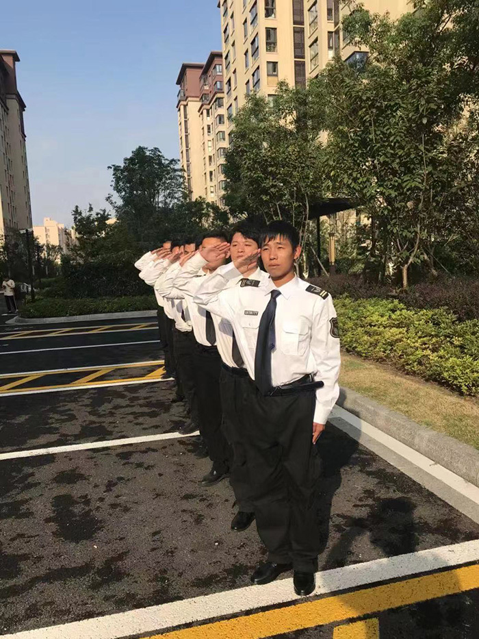 情系業(yè)主、排憂解難——致敬一線秩序維護(hù)員