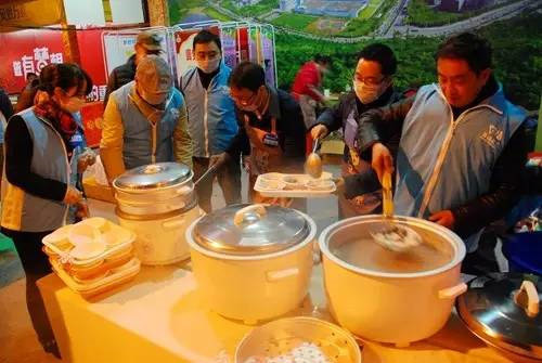 高科集團(tuán)志愿者走進(jìn)“夢想驛站”為火車站春運(yùn)旅客提供愛心服務(wù)