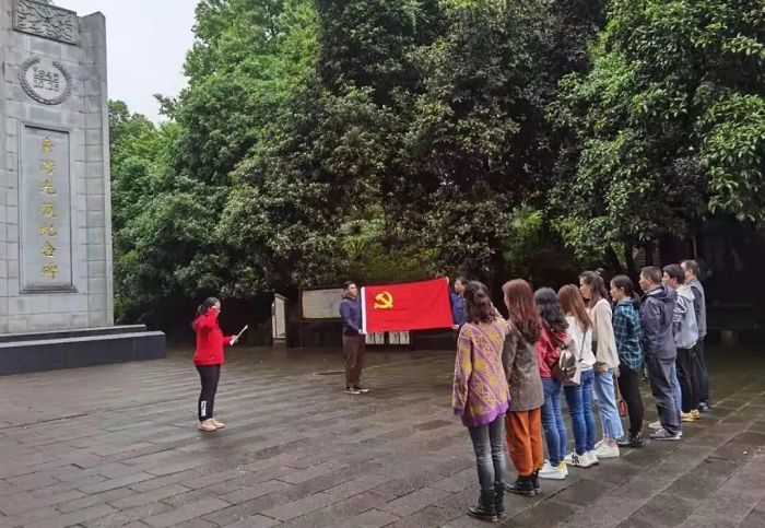 永遠(yuǎn)跟黨走 | 重慶高科舉行主題教育暨主題黨日活動