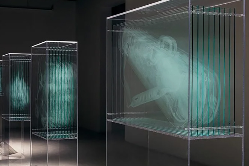 Unidirectional perspective glass