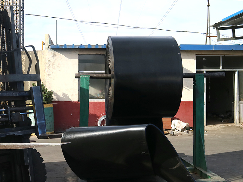 The conveyor belt is the primary tool for transporting coal underground in coal mines.