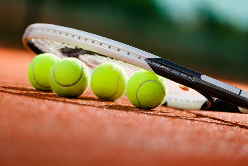 Benefits of playing tennis Beginners playing tennis pay attention to these tips