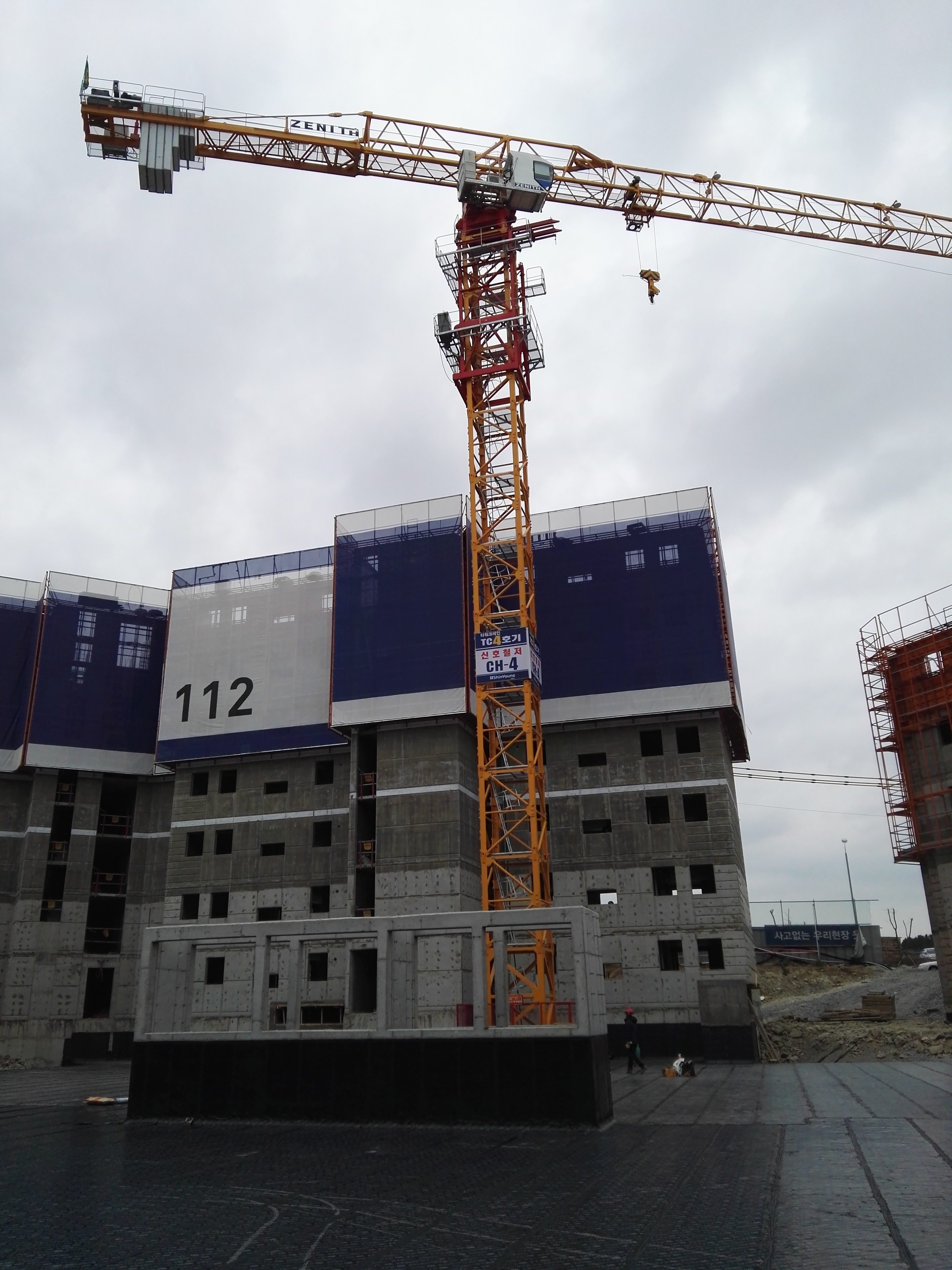 Understanding the Advantages of Flat Top Tower Cranes in Modern Construction