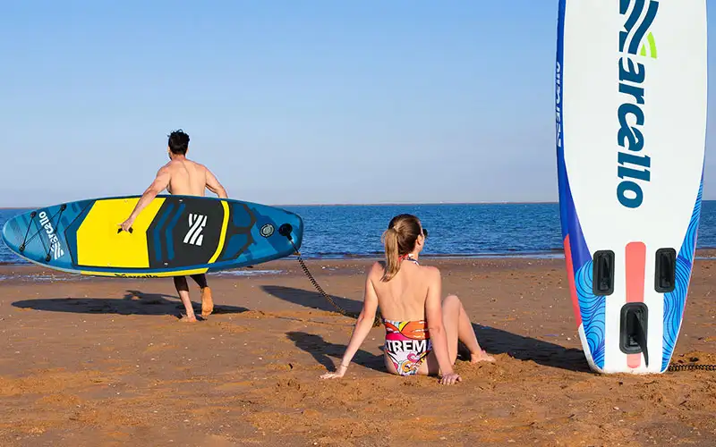 What's the best way to choose between an inflatable board and a hardboard?