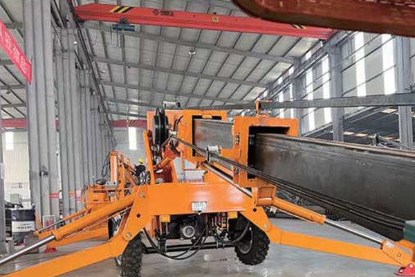 Self propelled straight arm lifting platform Simple operation