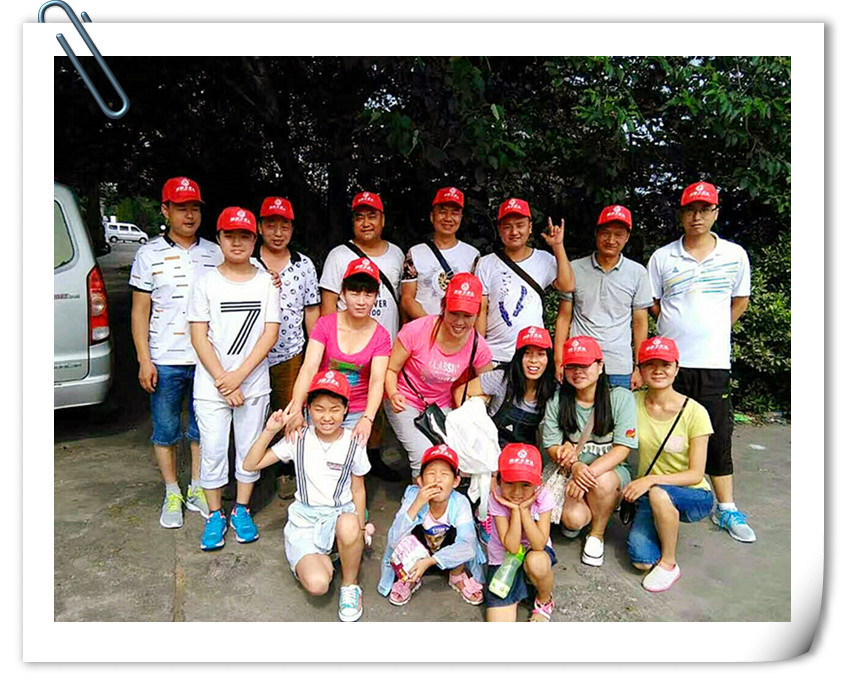 The company's Renhou organizes staff travel during the summer vacation and a five-day tour of Qinghai Lake