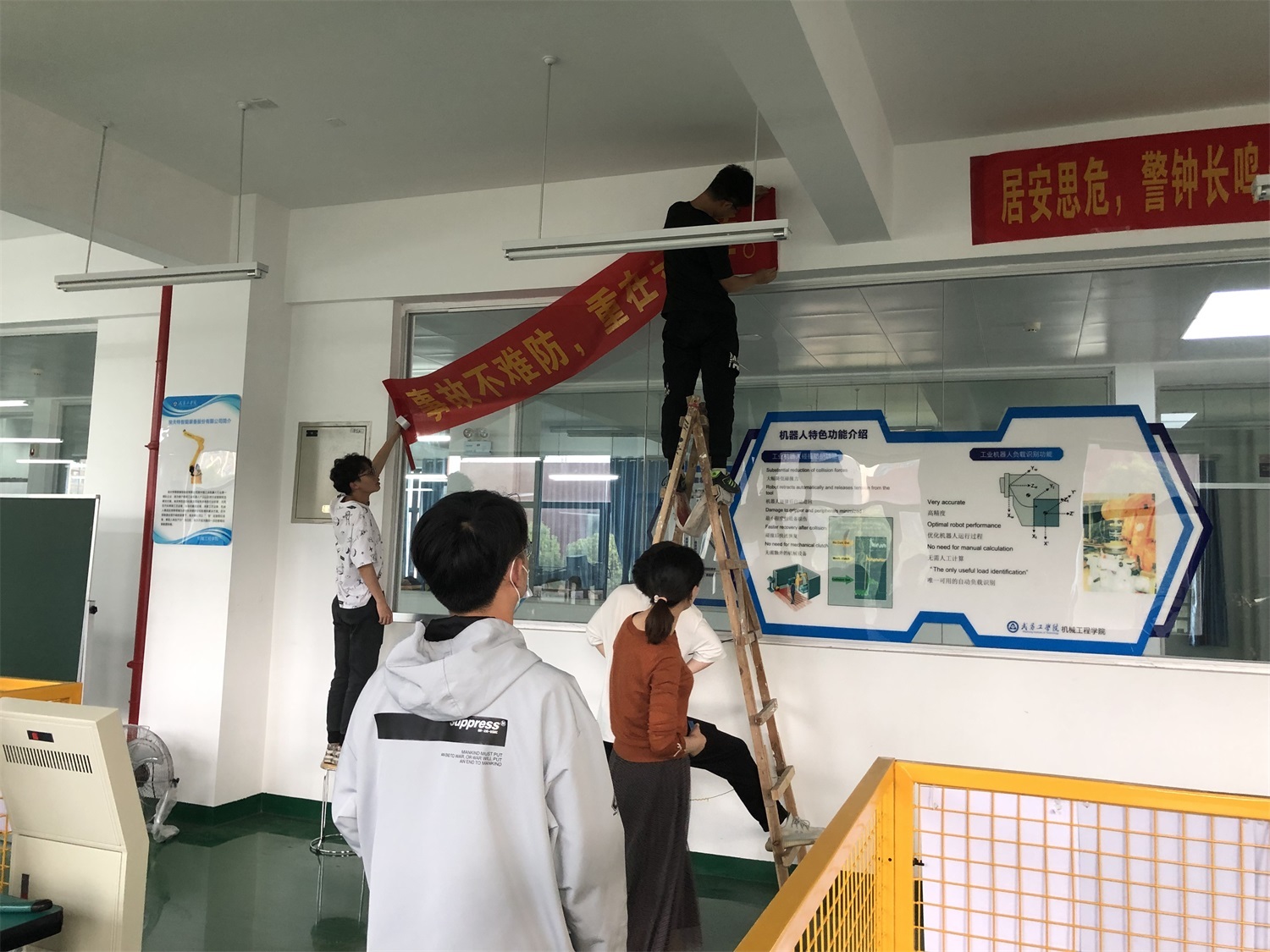 武昌工校區(qū)——舉安全之盾，防事故之患 將實(shí)訓(xùn)室安全管理及隱患整改檢查工作落到實(shí)處