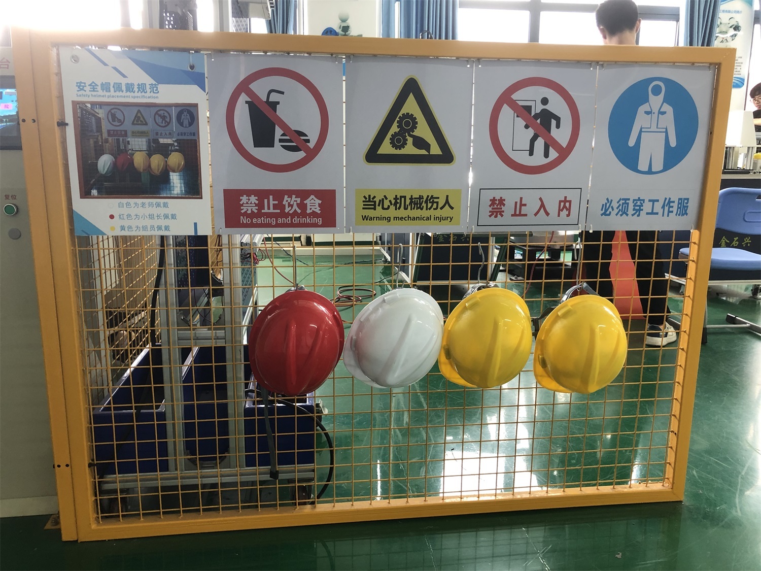武昌工校區(qū)——舉安全之盾，防事故之患 將實(shí)訓(xùn)室安全管理及隱患整改檢查工作落到實(shí)處