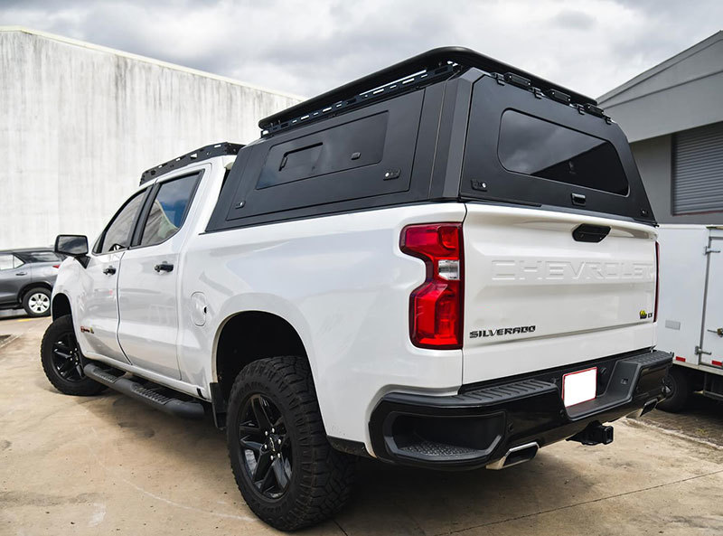 What factors need to be considered when choosing a car luggage rack?