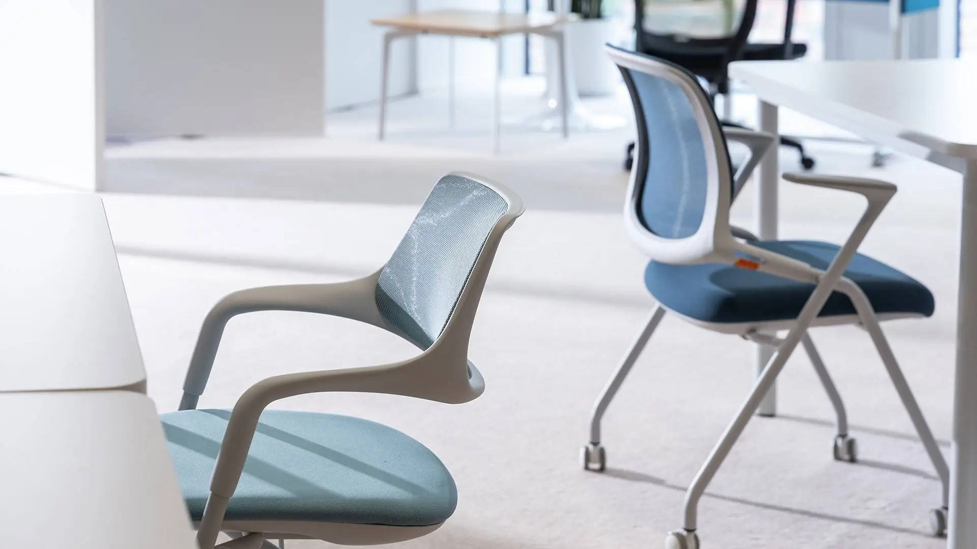 How to adjust the office seat and tilt it back