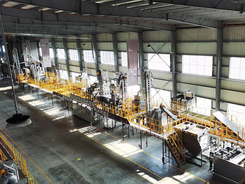 A major breakthrough has been made in the manufacturing technology of solid waste recycling and regeneration equipment