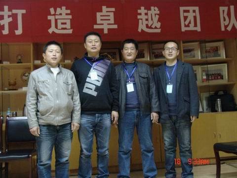 公司员工参加团队建设培训