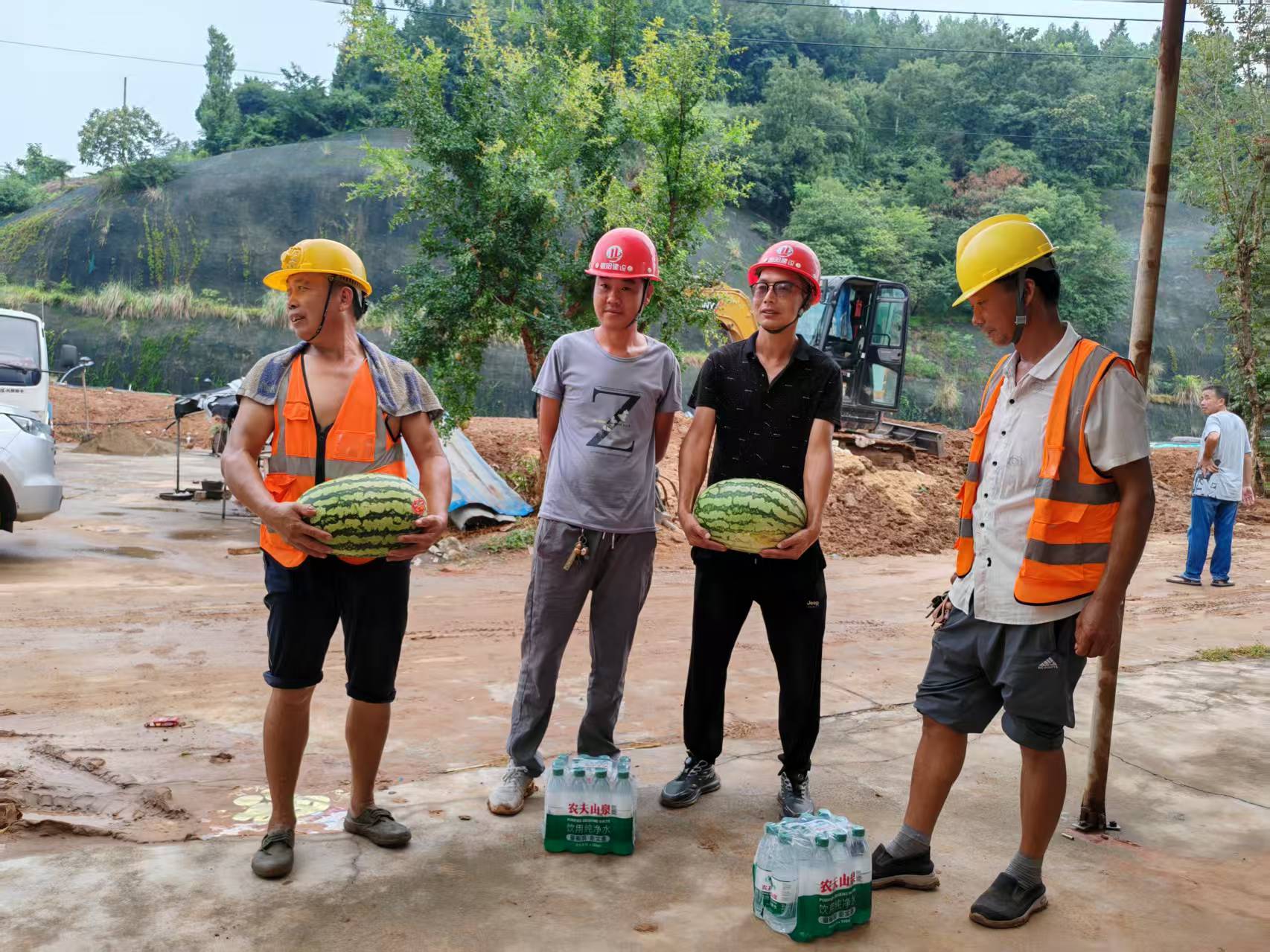 8月5日暖心行動(dòng)：宜昌朝陽(yáng)建設(shè)工程工會(huì)為一線(xiàn)工人 “送清涼”
