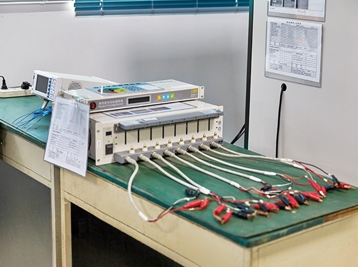 High-performance battery detection system