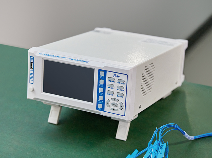 Multichannel temperature tester