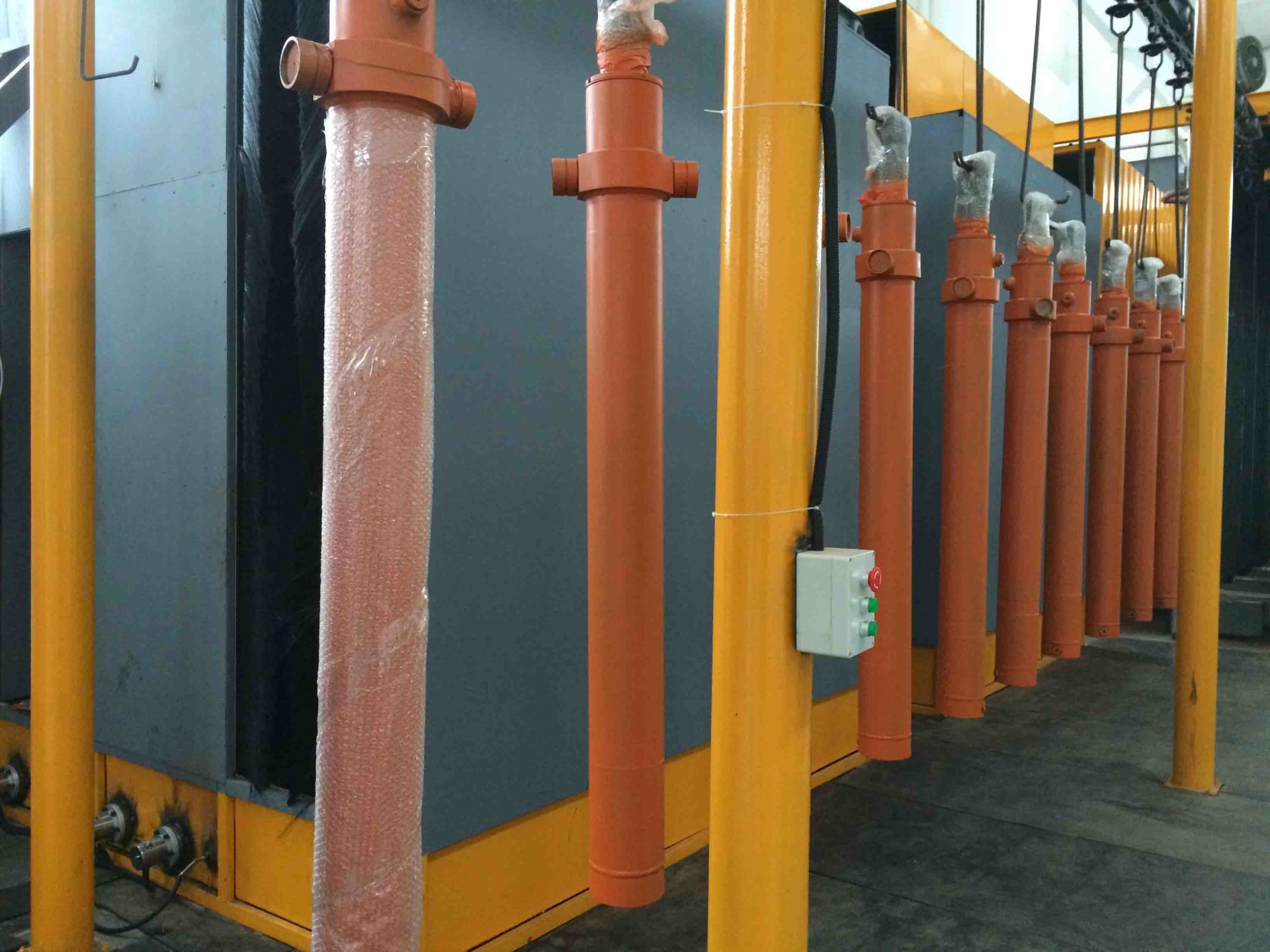 Rubber vulcanizing machine cylinder