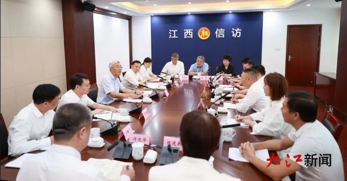尹弘与来访的建筑企业代表交流，面对面听取意见、了解诉求