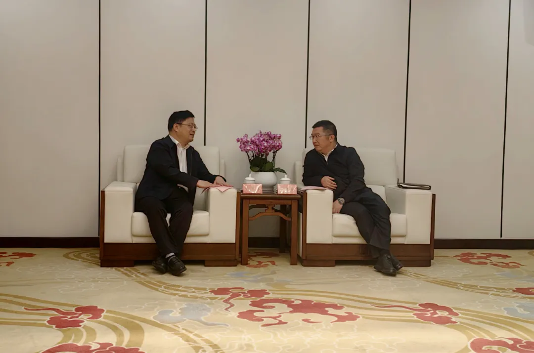 俞文生与南昌高新区党工委副书记、管委会主任陈江宁座谈交流