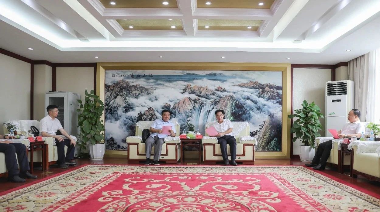 林绍华与南昌市青山湖区委书记袁一旦进行会谈
