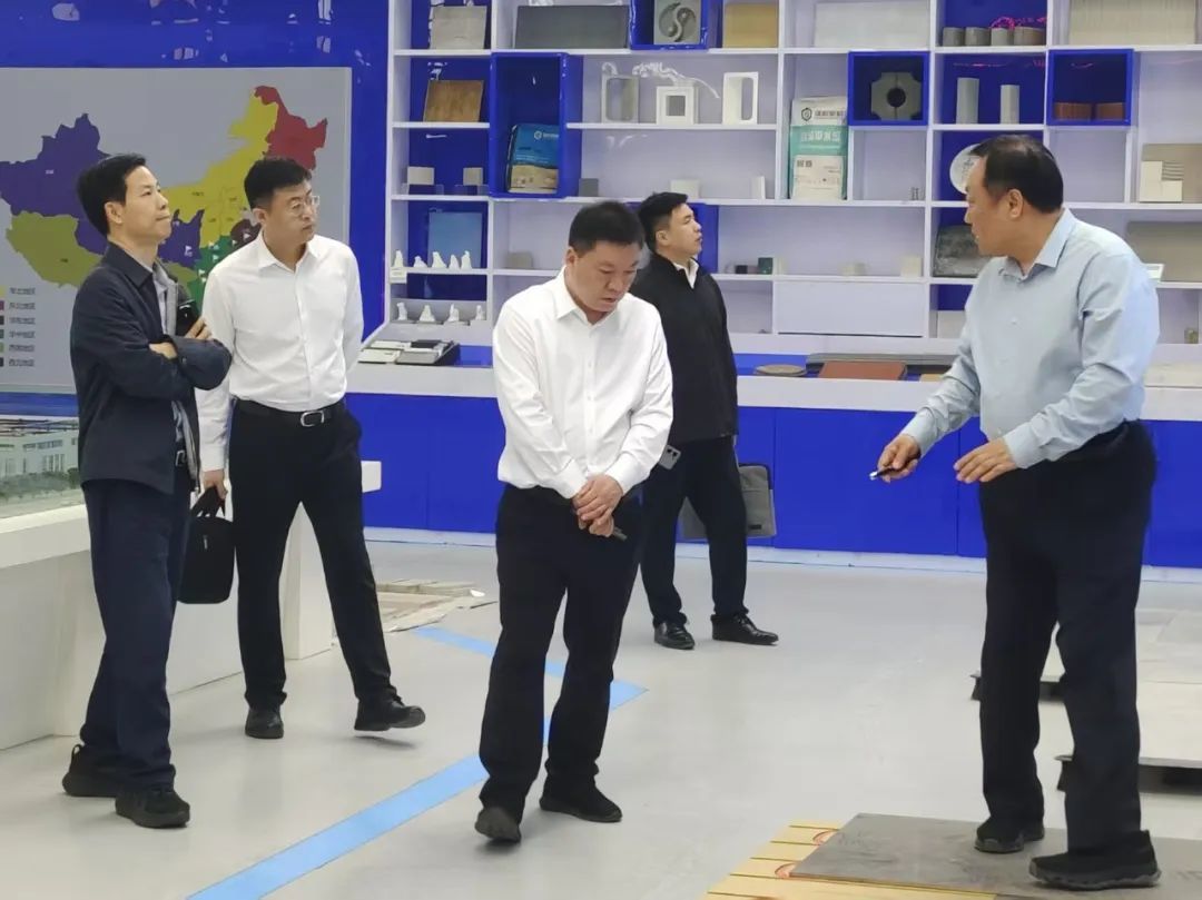 Qiangnai News | Li Zhuoying, Secretary of the Party Committee and Chairman of Henan Circulation Group, visited Qiangnai New Materials for investigation and exchange