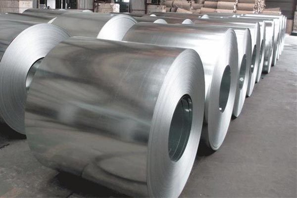 Stainless steel coil is a versatile and durable material that is commonly used in a variety of industries for its strength.