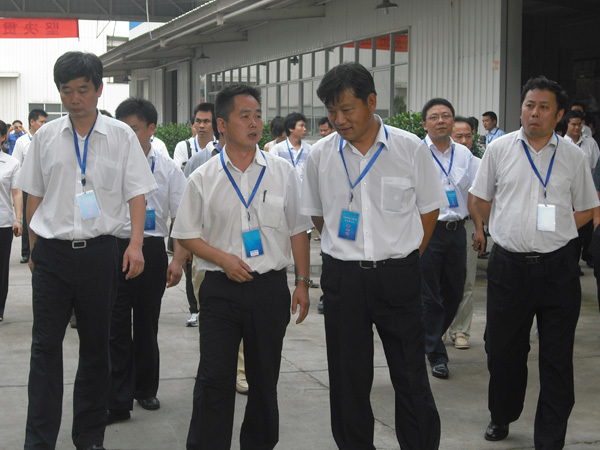 中聯(lián)重科高級總裁張國建先生（右二）與中聯(lián)重科副總經(jīng)理李青林先生（右一）一行，在公司總經(jīng)理陳孟宏先生（右二）陪同下參觀指導工作
