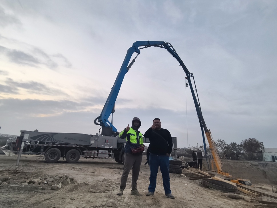 JIUHE concrete pump truck customers give thumbs up JIUHE concrete pump truck customers give thumbs up