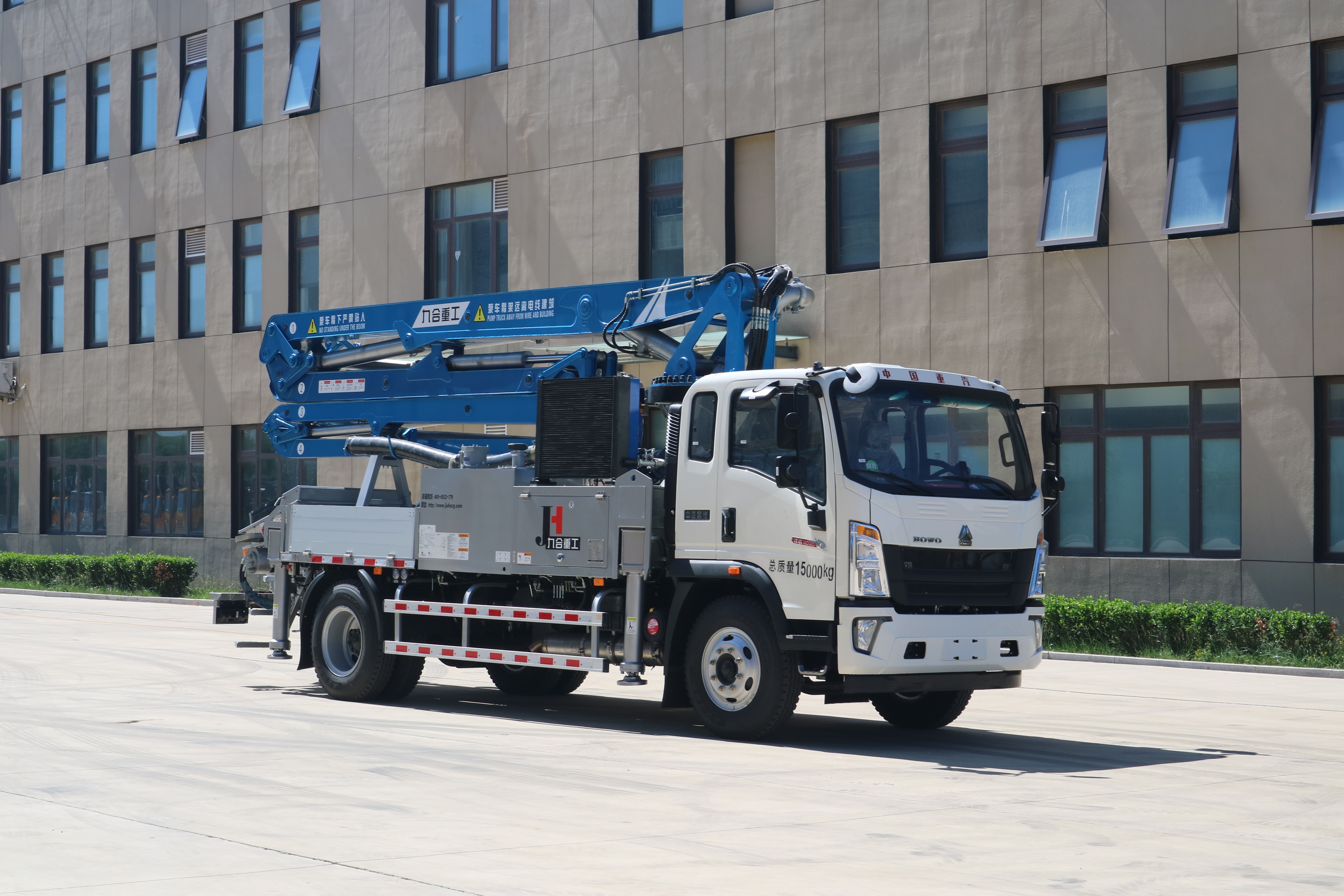 Attention for operating concrete pump truck