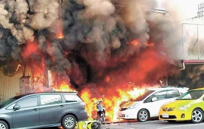租車公司大火 40輛機(jī)車成廢鐵