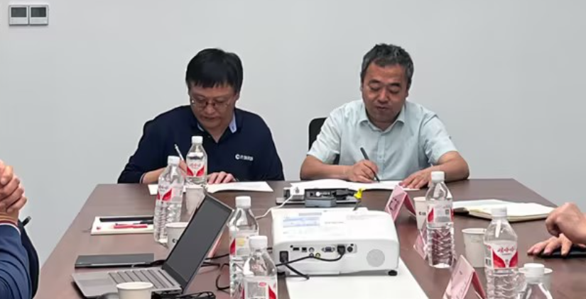 Anhui University of Architecture and Technology School of Materials and Anhui Crystro Crystal Materials Co., Ltd. Corporate-University Cooperation Exchange Conference