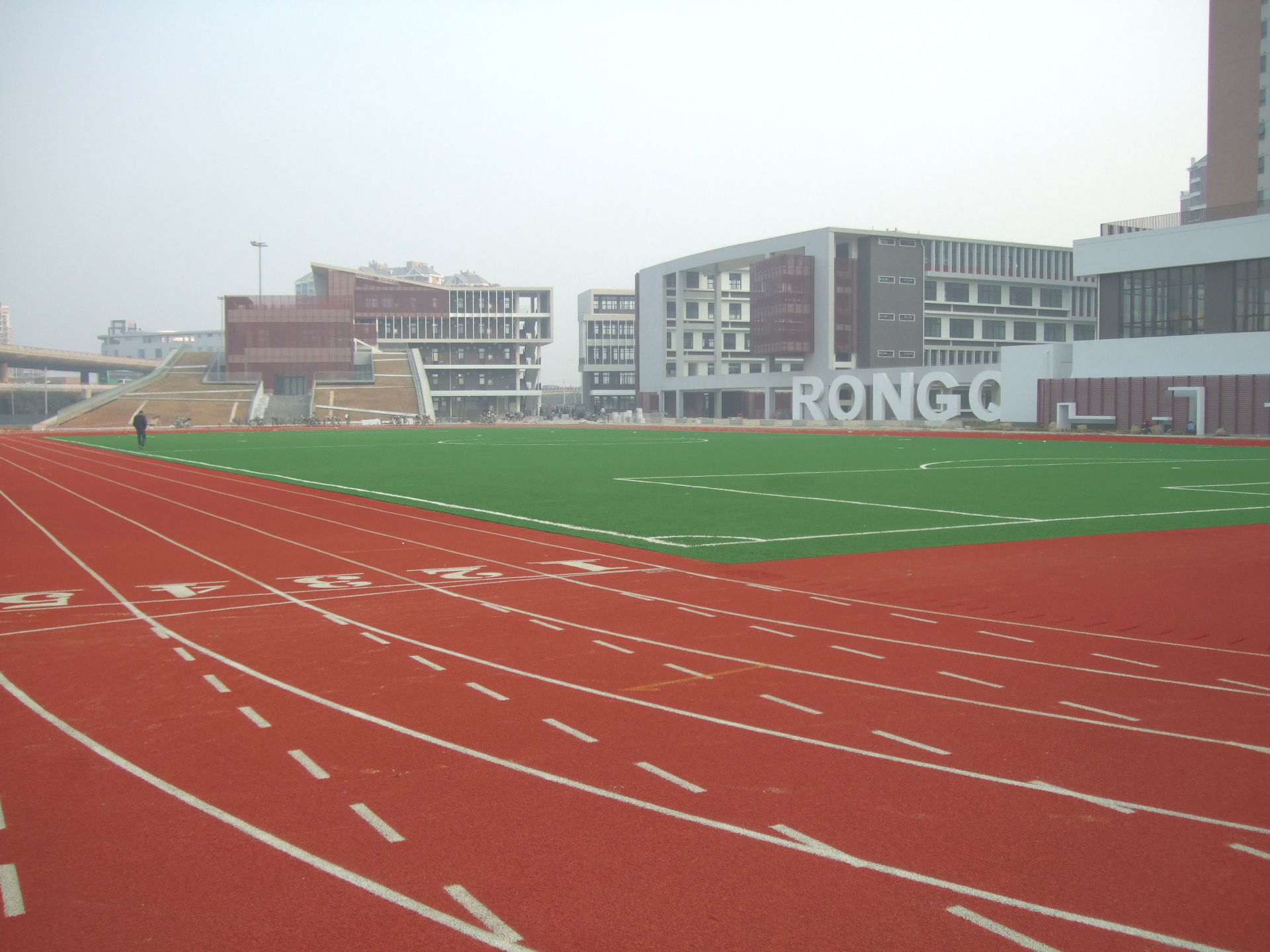 塑膠跑道廠家報(bào)價(jià)多少錢一平方