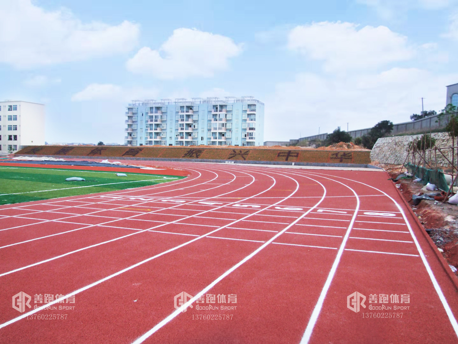 全國(guó)有幾家做塑膠跑道施工的？