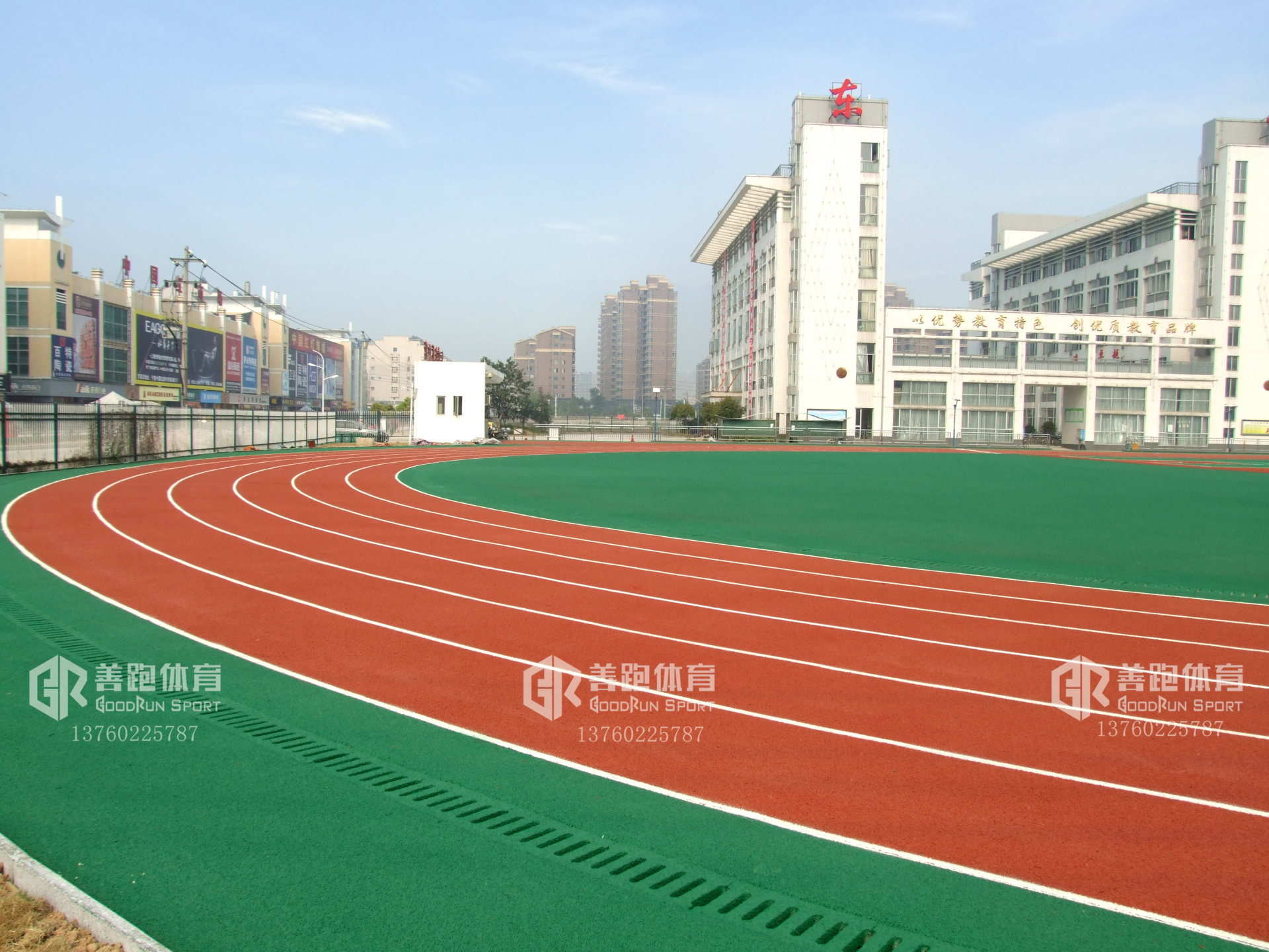學校塑膠跑道材料開裂？怎么解決？