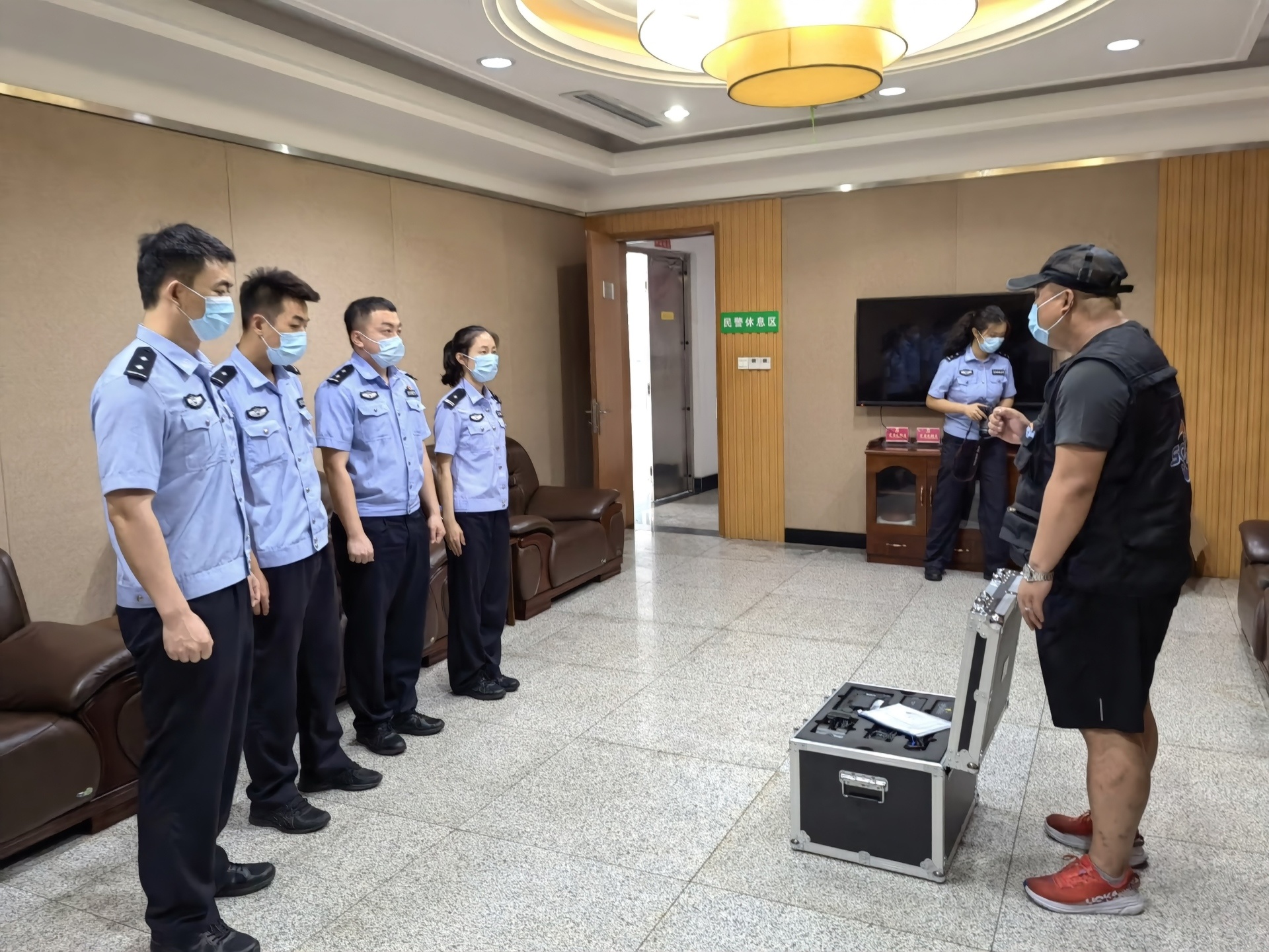 威海边防检查站雷达生命探测仪交货案例