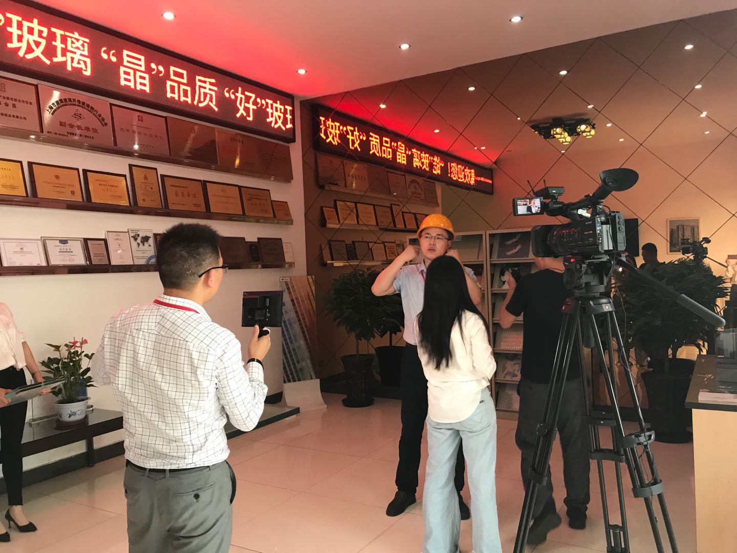 上海电视台拍摄采访获得“上海品牌”认证的米兰平台玻璃