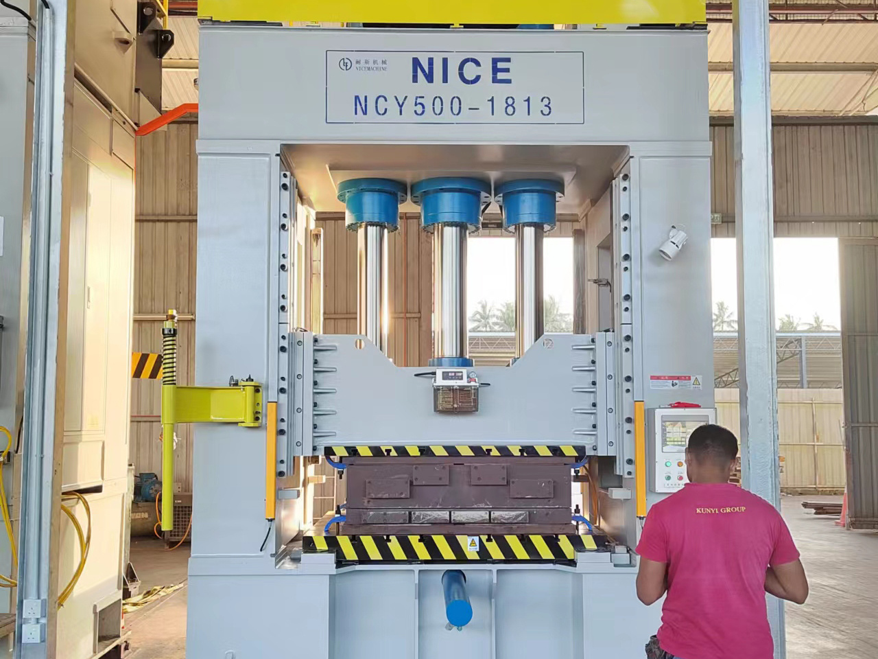 Malaysian hydraulic press customer