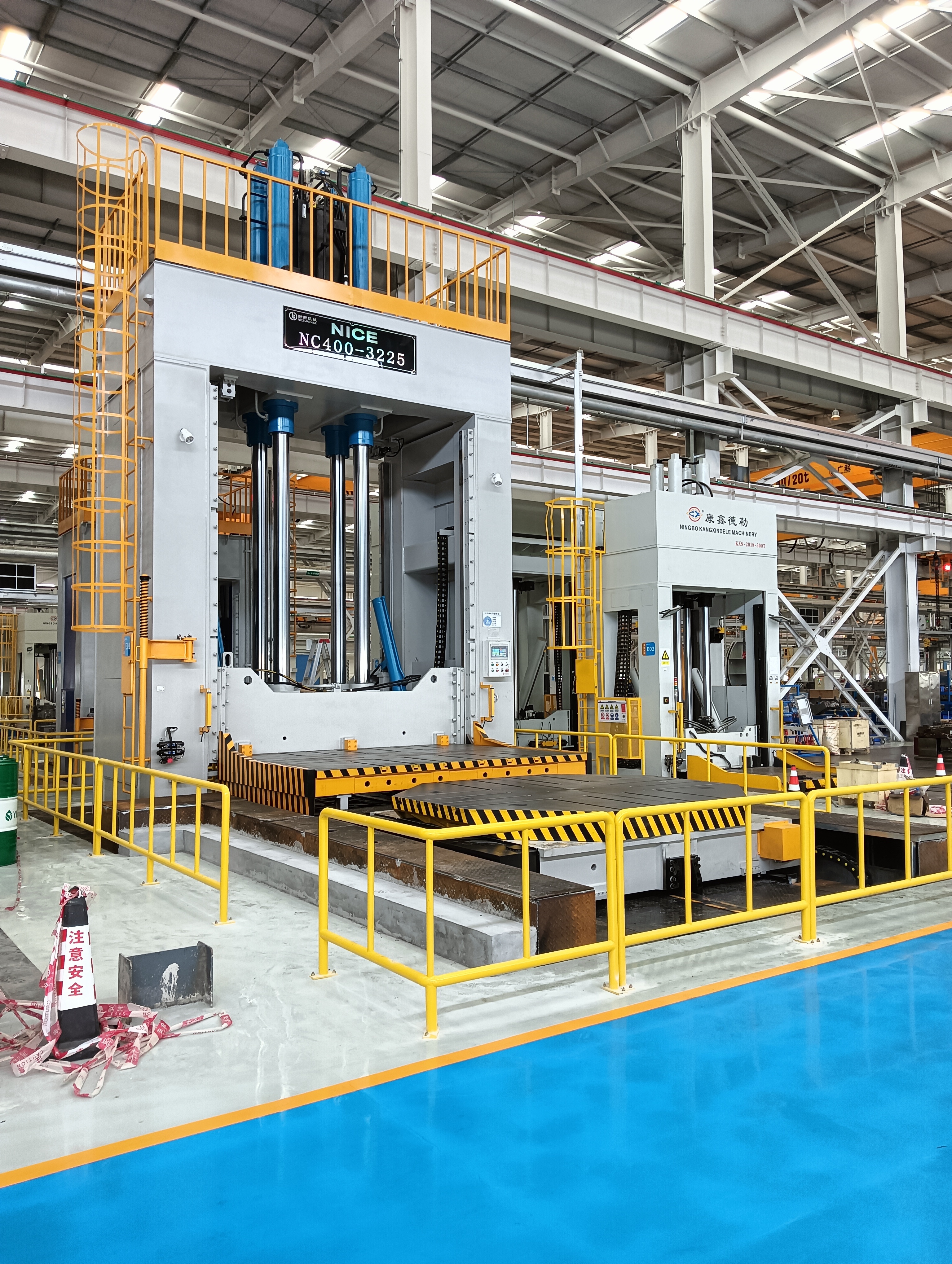 The 400T three-color rotary molding machine has been successfully delivered and put into use.