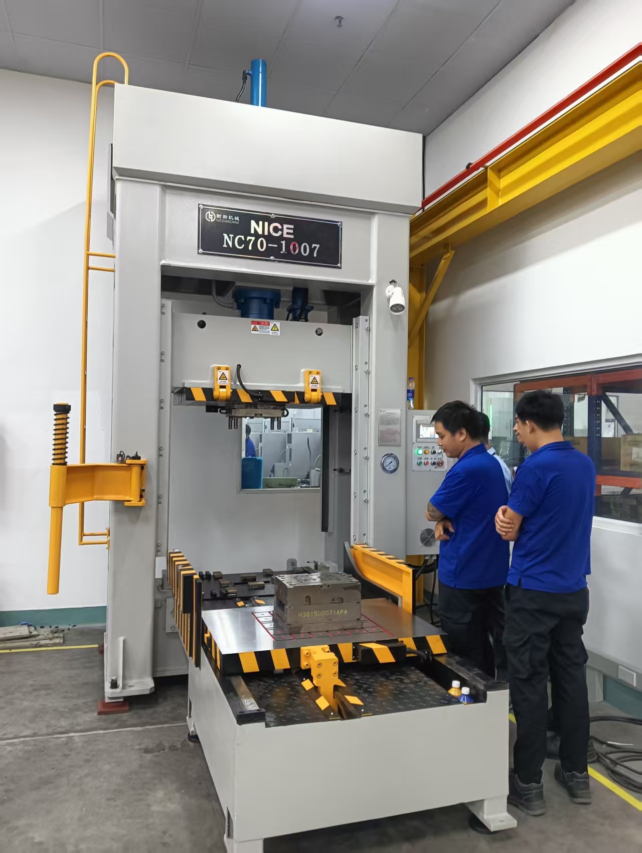 Vietnam mold closing machine customer commissioning site