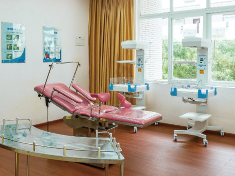 Infant delivery room floor