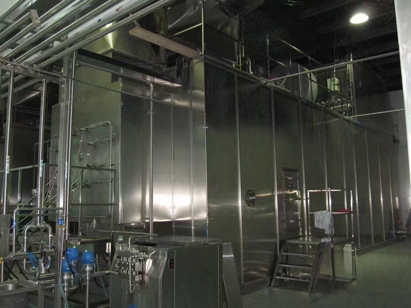 Horizontal pressure spray drying