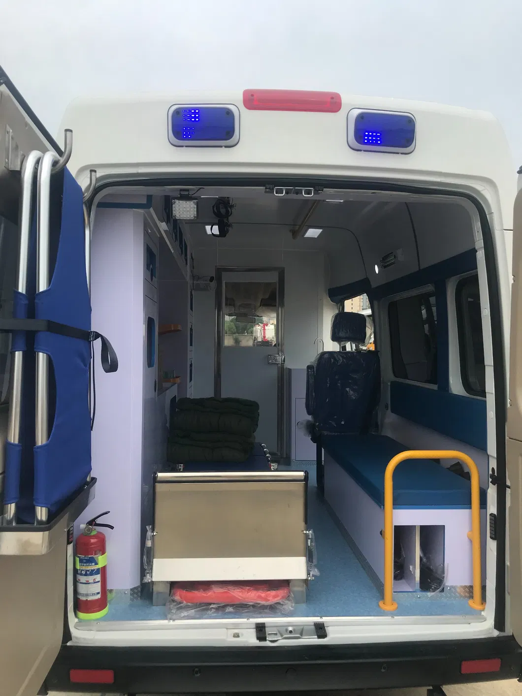 1veco Monitoring Ambulance with Medical Equipment